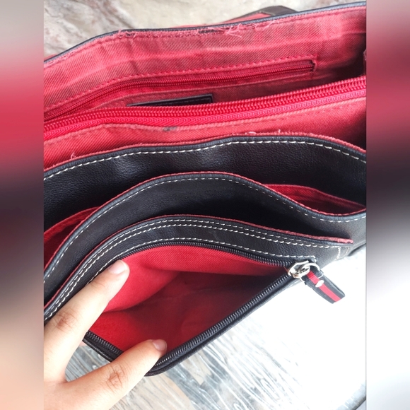 🚫SOLD🚫 Liz Claiborne Black Crossbody with TONS of Pockets! - Picture 5 of 10